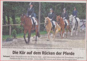 Das Foto zeigt die Erst- und Zweitplatzierten Reitschüler der Familien-Reitschule: Vanesa Rademacher und Celina Scott